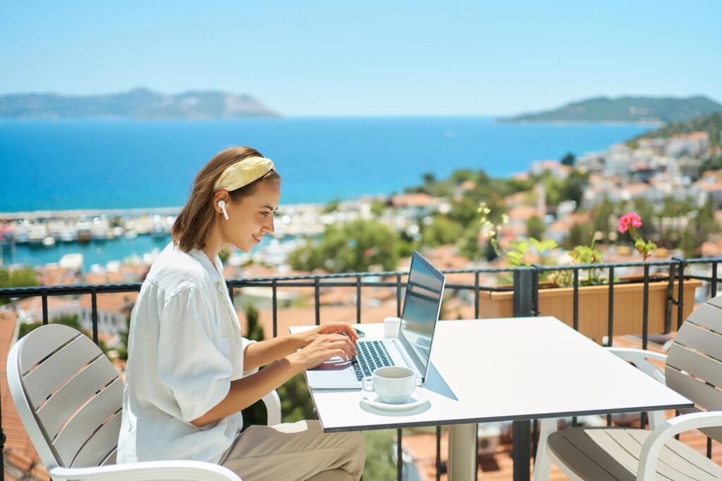 How-To-Travel-while-working-remotely