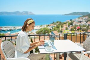 How-To-Travel-while-working-remotely